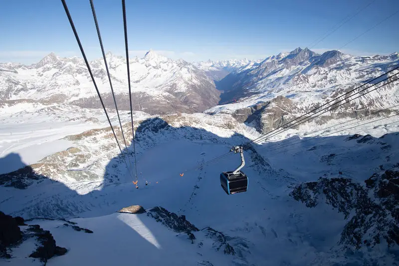 Unverzichtbare alpine Attraktionen: Gondeln, Gletscher und Berghütten