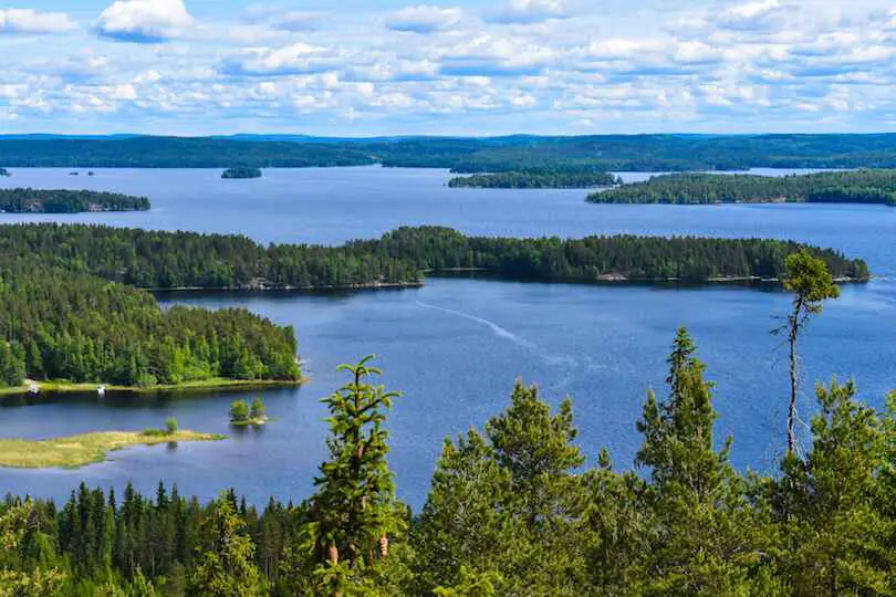 Finnlands Seen und Wälder erkunden: Die besten Wanderwege