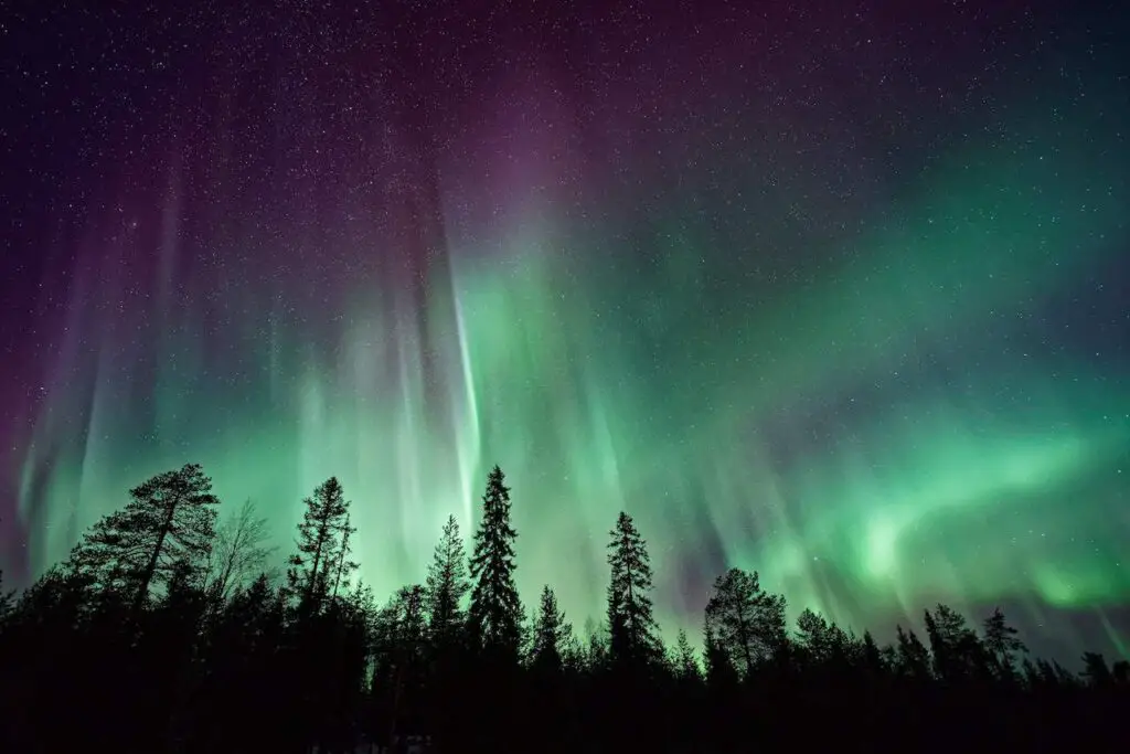 Kameraausrüstung und Einstellungen zum Fotografieren der Aurora Borealis