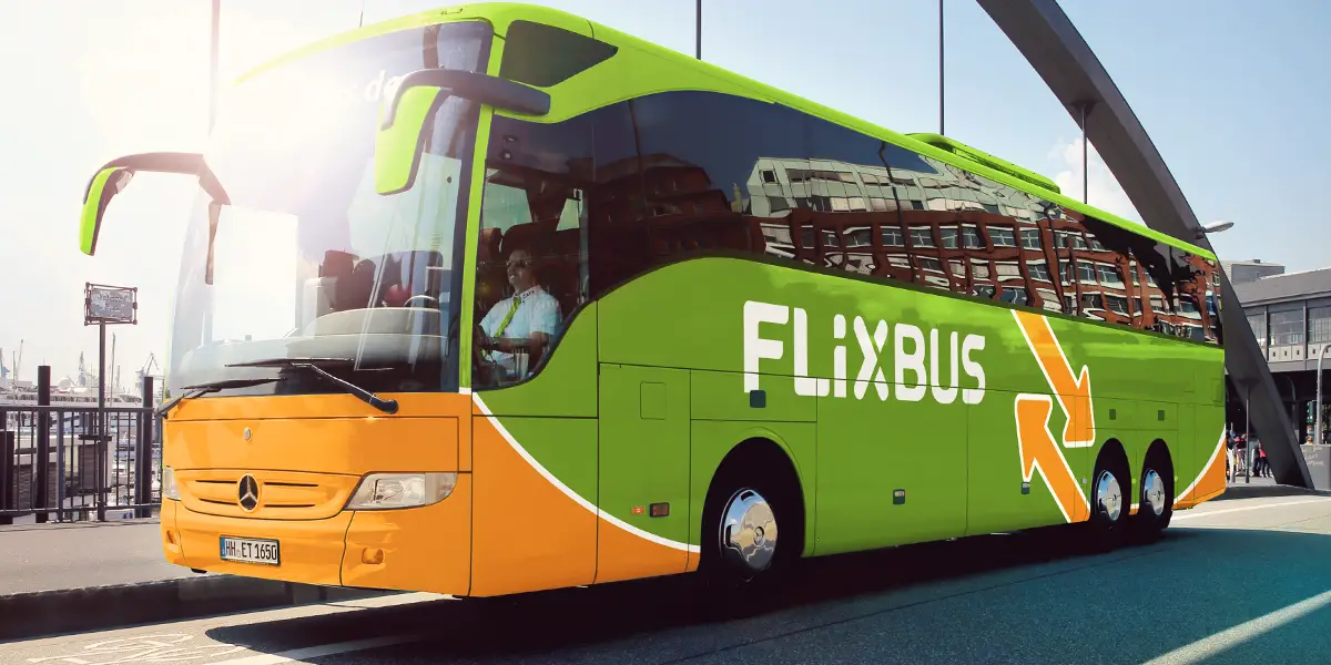 Der Bus von Flixbus.de in den Farben Orange und Grün wartet darauf, Fahrgäste bequem und erschwinglich an ihr Ziel zu bringen.